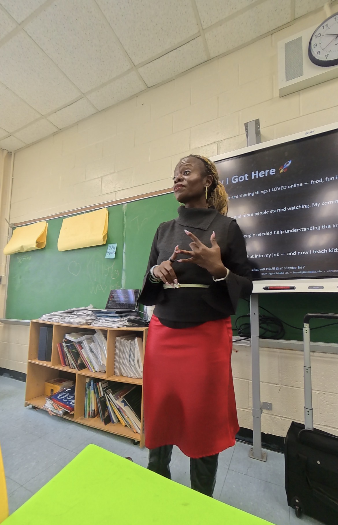 Schnelle gesturing while explaining digital concepts